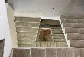 Укладка ковролина и ковровых дорожек на лестницу